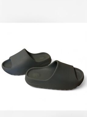 Yeezy Slides  in Dark Gray/Green